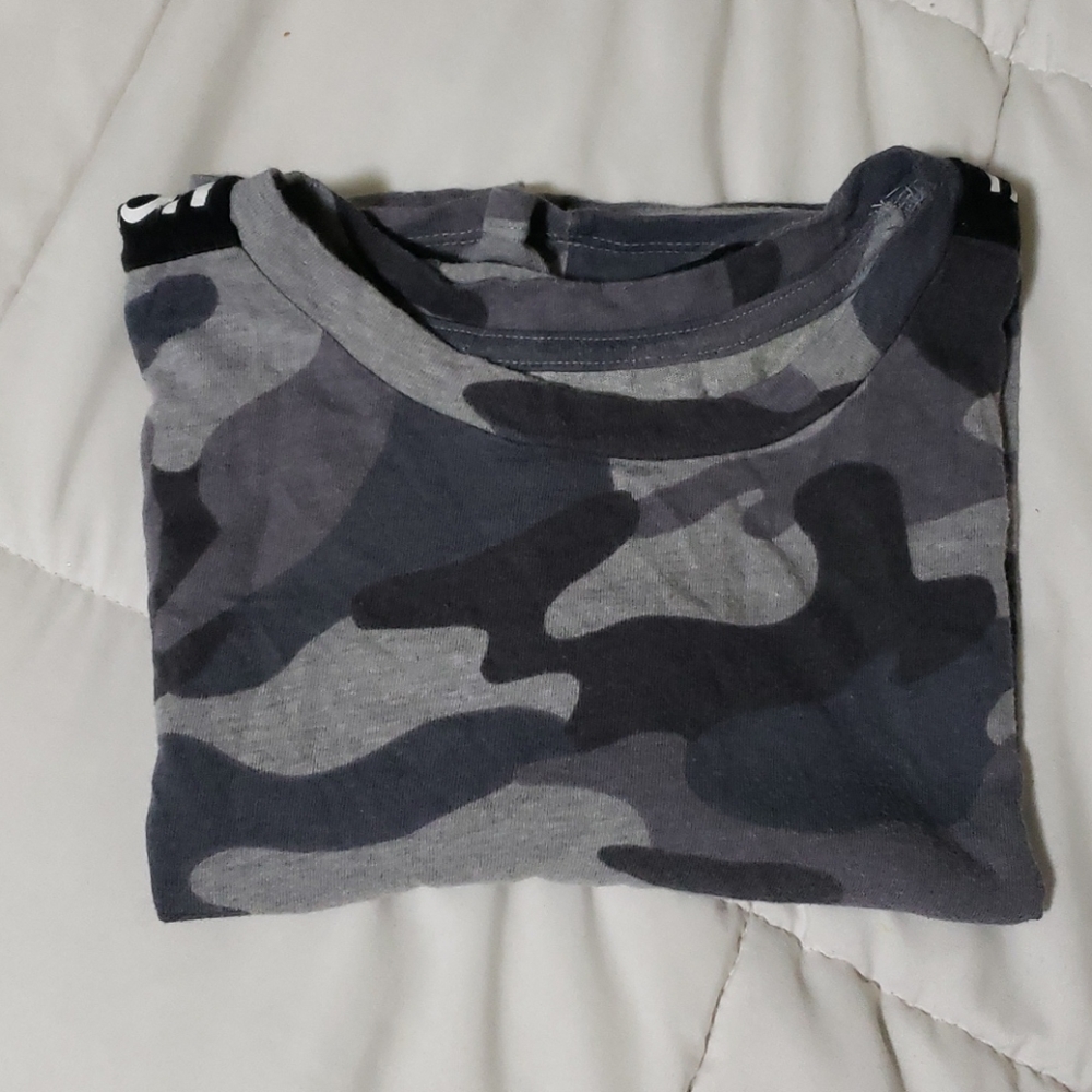 Cropped camo hollister boyfriend tshirt